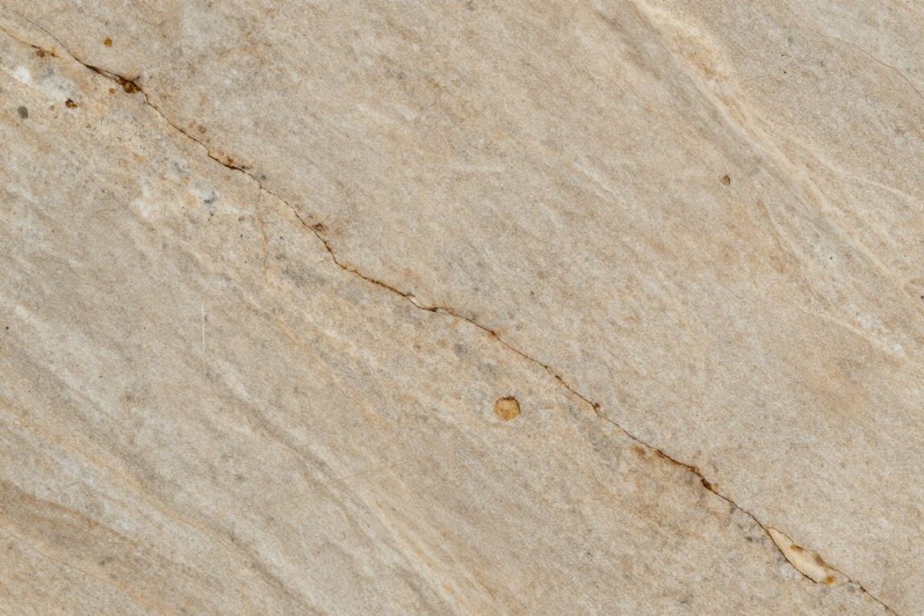 Nahaufnahme von Naturstein-Fliesen mit sichtbarer Maserung und Textur