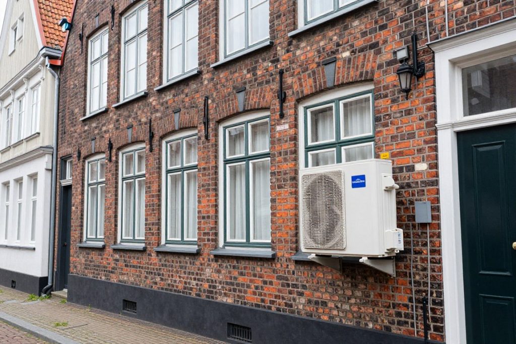 Altbau in Bremen mit neu installierter Wärmepumpe und renovierter Fassade