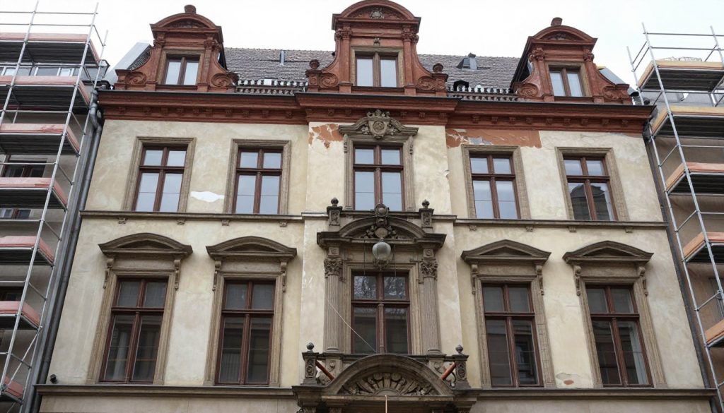 Altbausanierung Fassade Hamburg: Historische Fassade während Sanierungsarbeiten mit teilweise erneuerten Putzflächen Altbausanierung Fassade Hamburg: Historische Fassade während Sanierungsarbeiten mit teilweise erneuerten Putzflächen