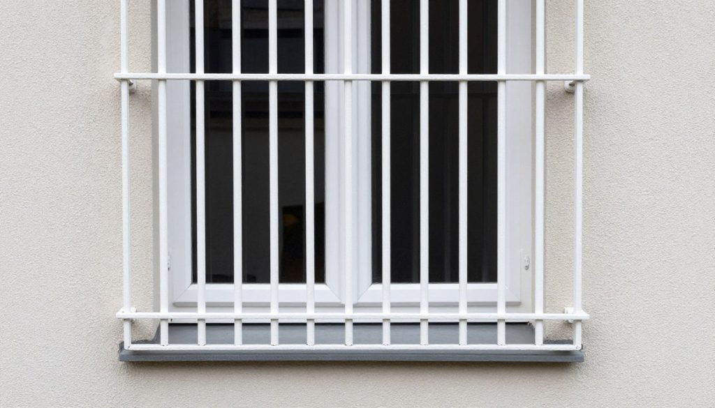 Kellerfenster mit Einbruchschutz-Gitter Kellerfenster mit Einbruchschutz-Gitter