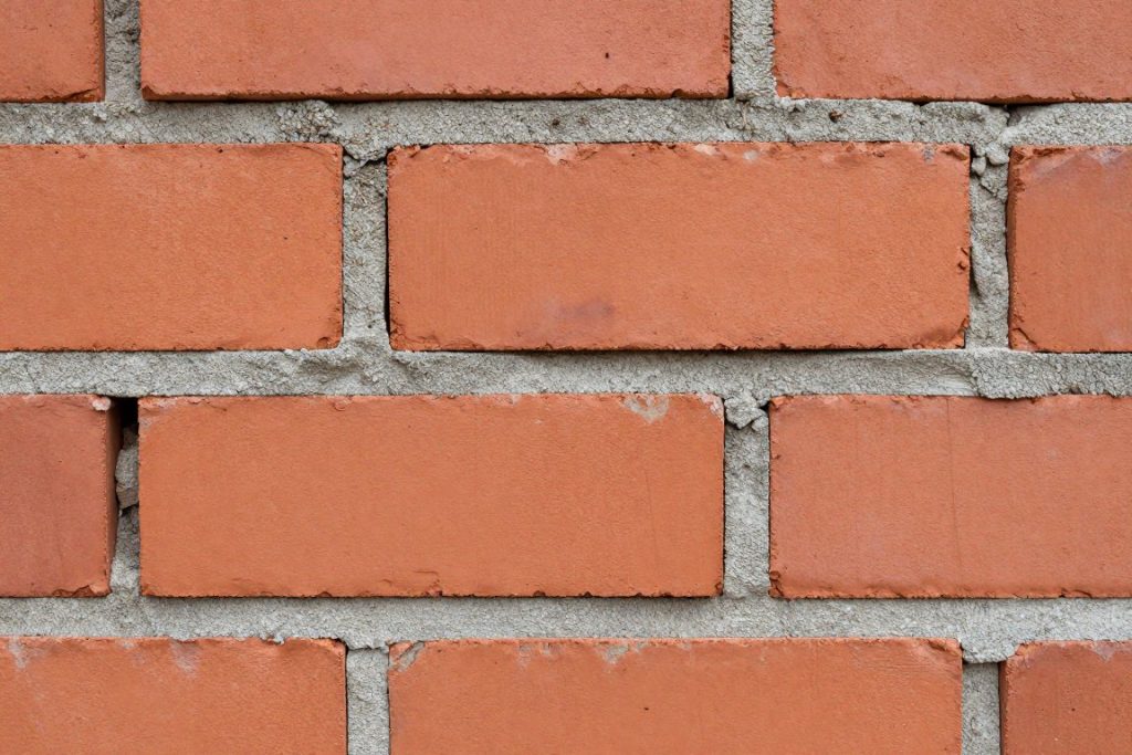 Nahaufnahme von professionellem Mauerwerk mit sauberen Fugen