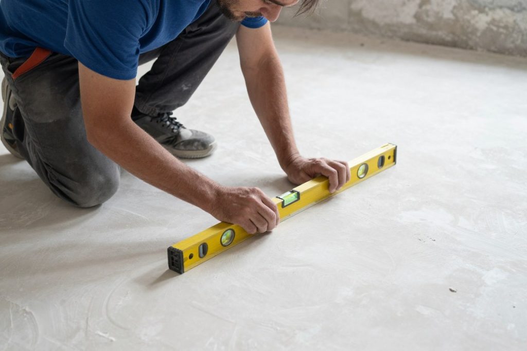 Qualitätskontrolle bei Verputzerarbeiten durch einen Fachmann