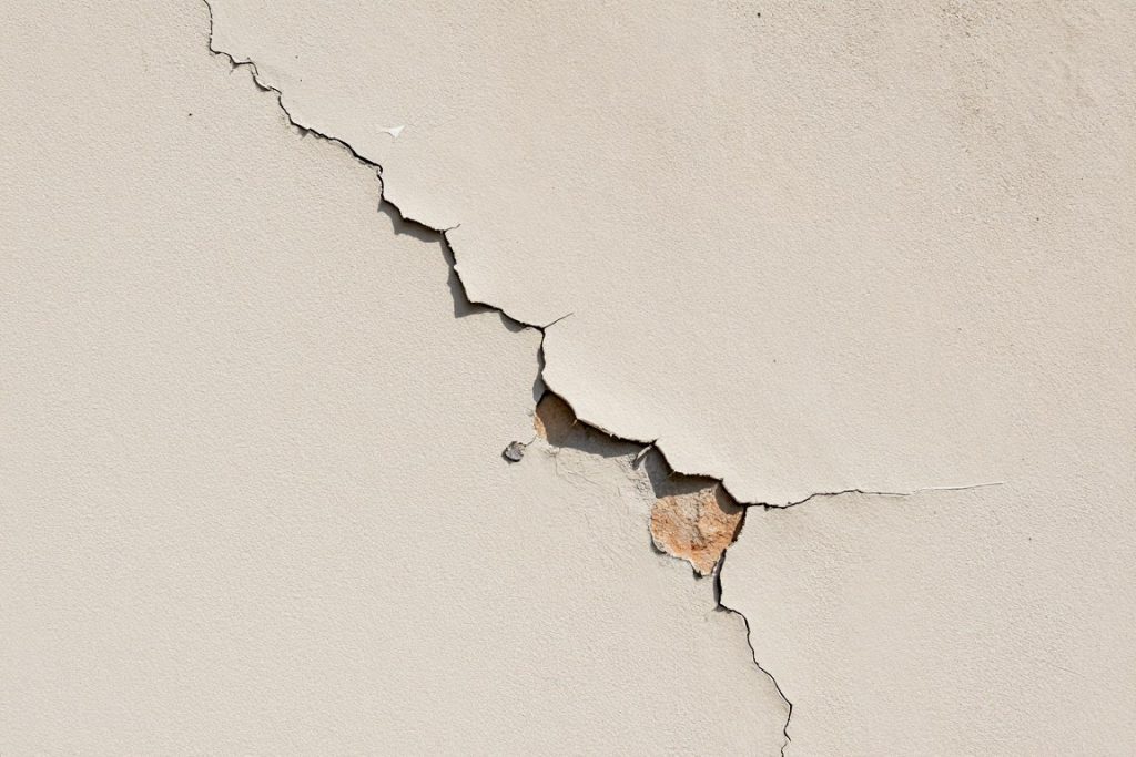 Rissbildung in schadhaftem Putz an Außenfassade