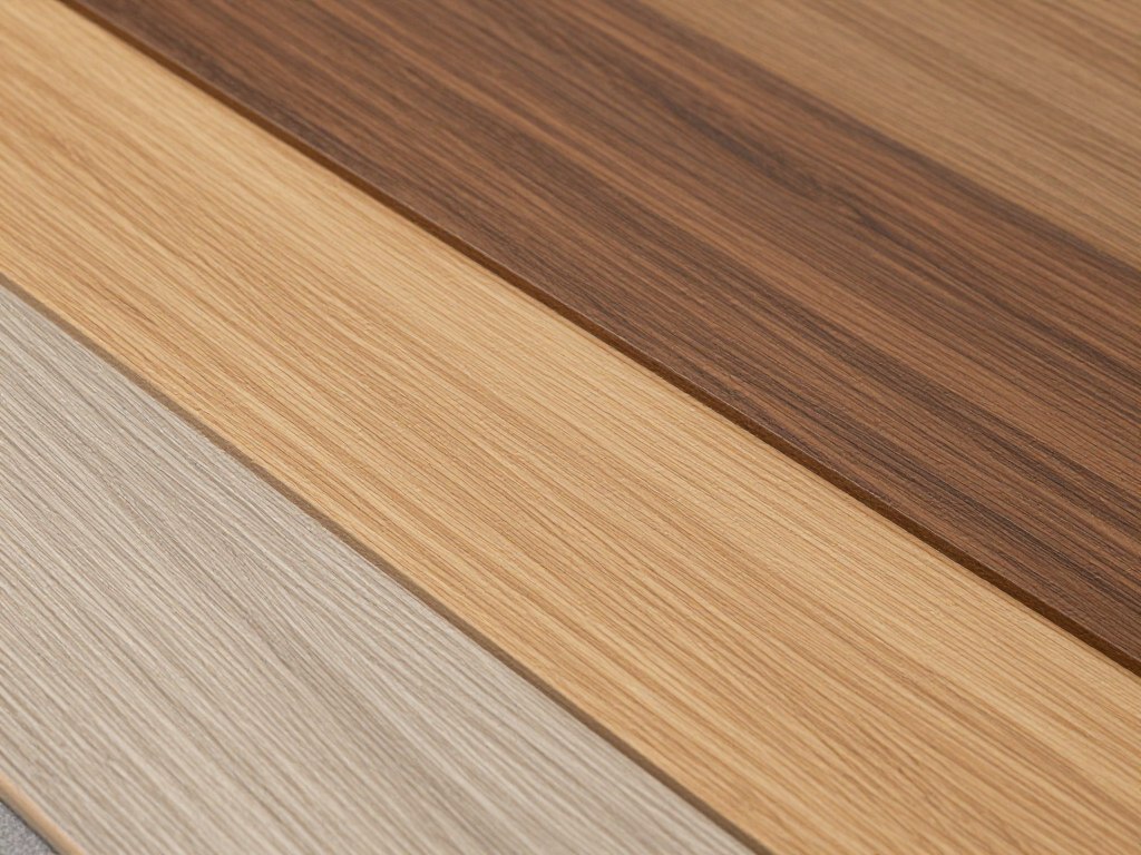 Vinyl- und Laminatböden in verschiedenen Holzdekoren